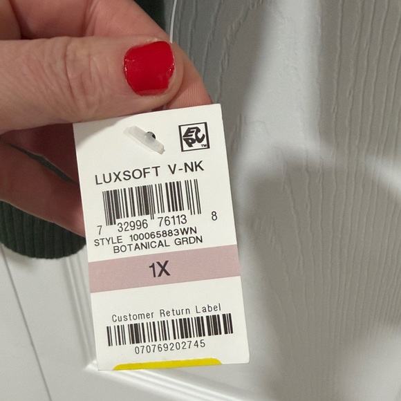 Karen Scott Botanical Green Luxsoft V-Neck - Picture 2 of 3